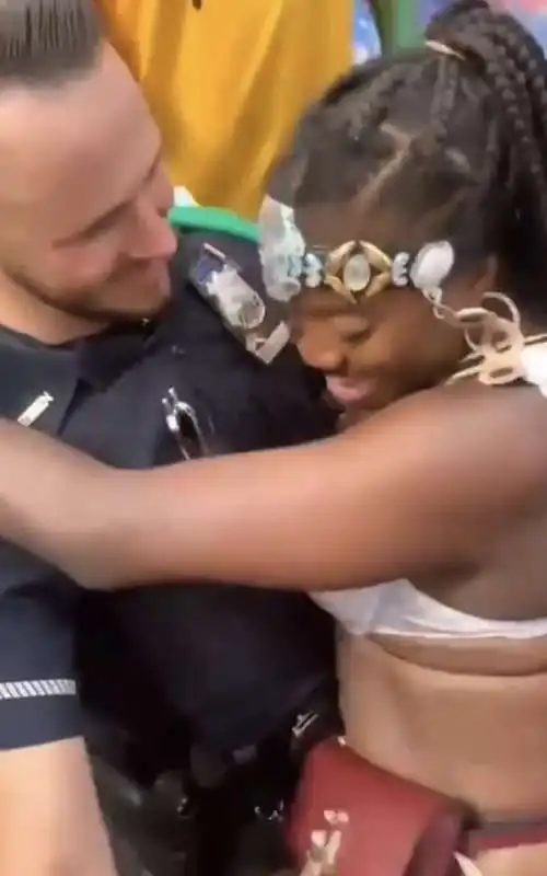 poliziotti si strusciano con due ballerine alla parata del west indian day   5