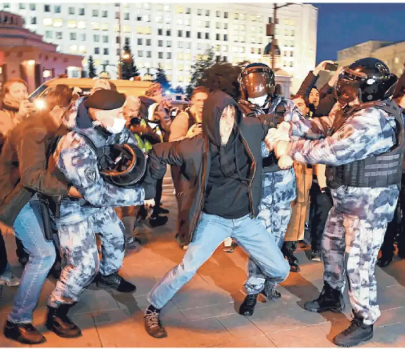 PROTESTE E ARRESTI IN RUSSIA CONTRO LA CHIAMATA ALLE ARMI DI PUTIN 2