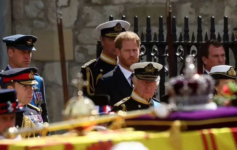 re carlo, william e harry al funerale della regina elisabetta