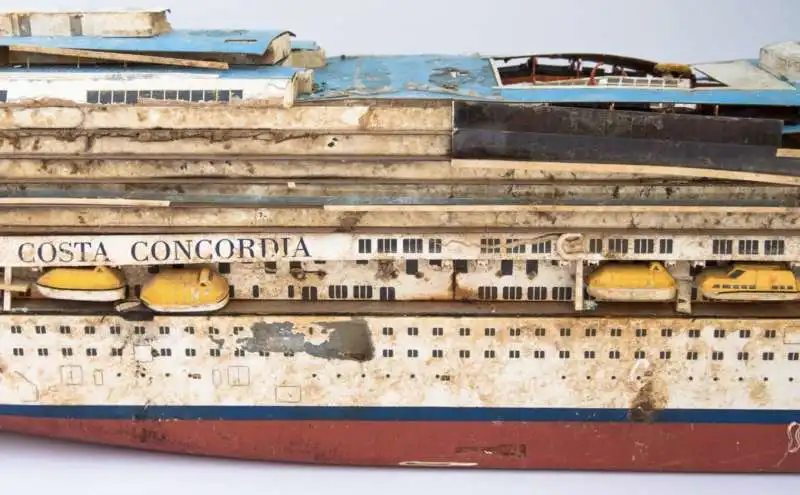 resti della costa concordia 14