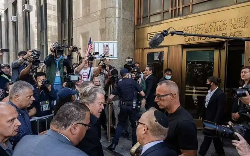 steve bannon alla procura di manhattan  3