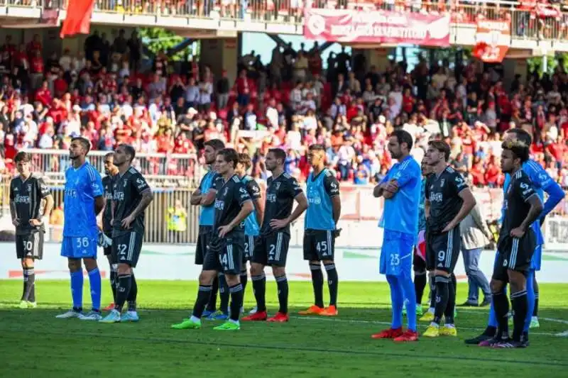 tifosi juve contestano la squadra dopo la sconfitta col monza 