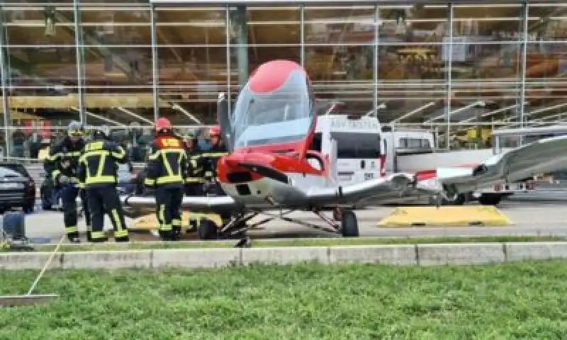 ultraleggero atterra nel parcheggio di un supermercato di bolzano 4