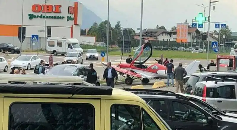 ultraleggero atterra nel parcheggio di un supermercato di bolzano 6