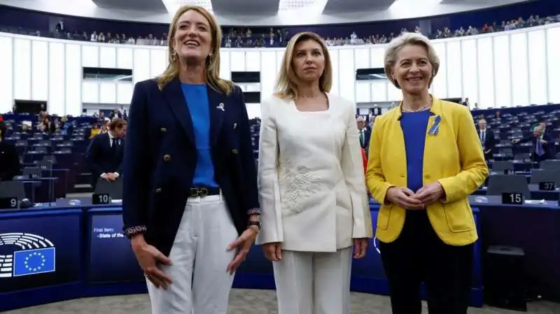 ursula von der leyen olena zelenska e Roberta Metsola a strasburgo