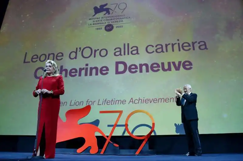 venezia 2022   leone doro a catherine deneuve 