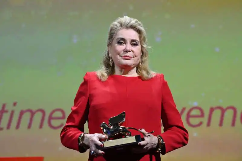 venezia 2022   leone doro a catherine deneuve  3