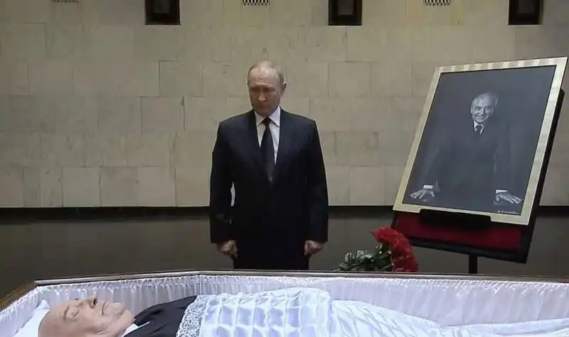 vladimir putin alla camera ardente di mikhail gorbaciov   1