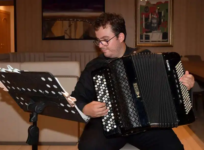 alberto cicero alla fisarmonica per allietare la serata  foto di bacco