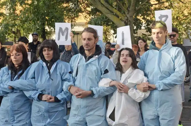 animalisti in presidio a pavia dopo l abbattimento dei maiali per la peste suina   2