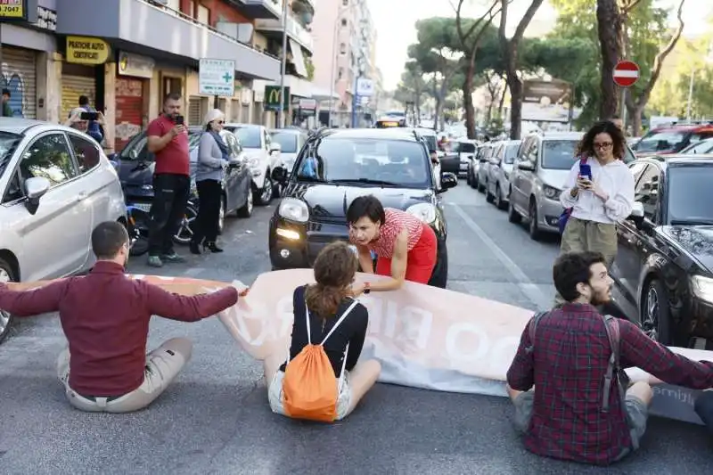 attivisti di ultima generazione bloccano la strada a roma   1