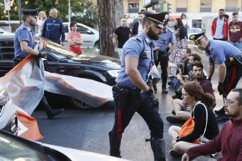 attivisti di ultima generazione bloccano la strada a roma   11