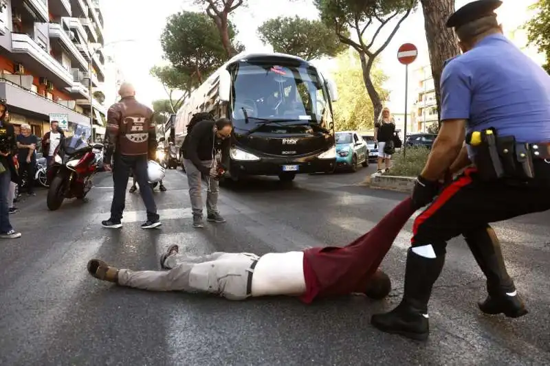 attivisti di ultima generazione bloccano la strada a roma   6