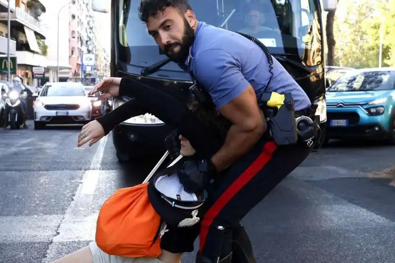 attivisti di ultima generazione bloccano la strada a roma   7