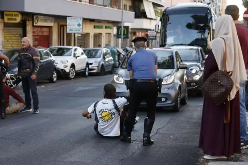 attivisti di ultima generazione bloccano la strada a roma   8