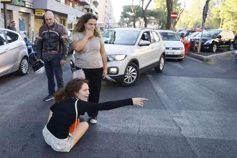 attivisti di ultima generazione bloccano la strada a roma   9