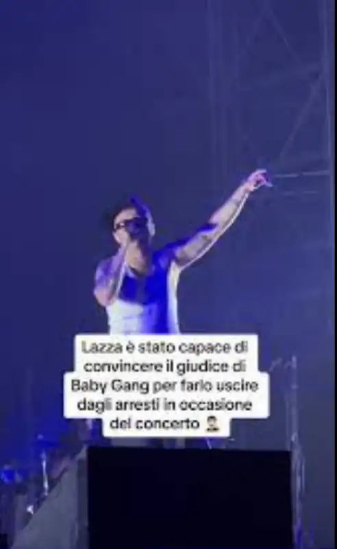 baby gang sul palco del concerto di Lazza 