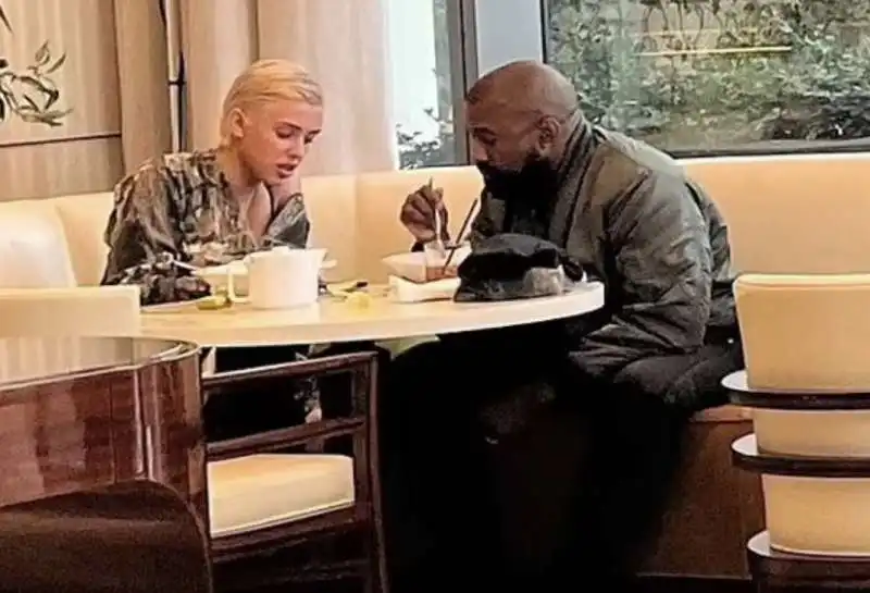 bianca censori e kanye west al ristorante 