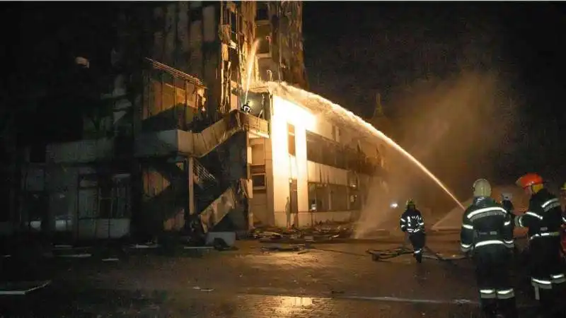 BOMBARDAMENTI RUSSI SUL PORTO DI ODESSA 