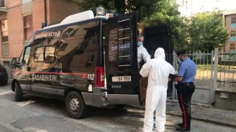 carabinieri sul luogo del delitto