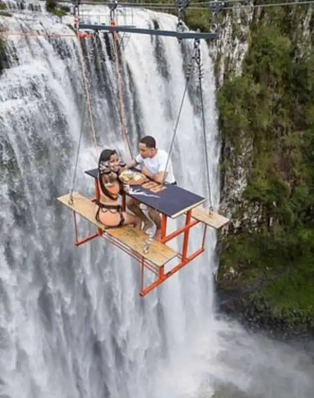 CENA SUL VUOTO CASCATA IN BRASILE 