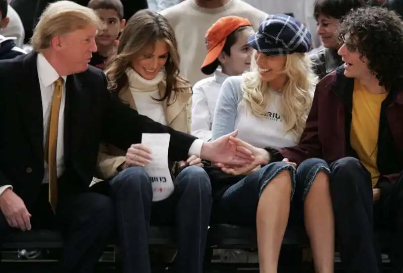 donald e melania trump con beth ostrosky e howard stern nel 2005  