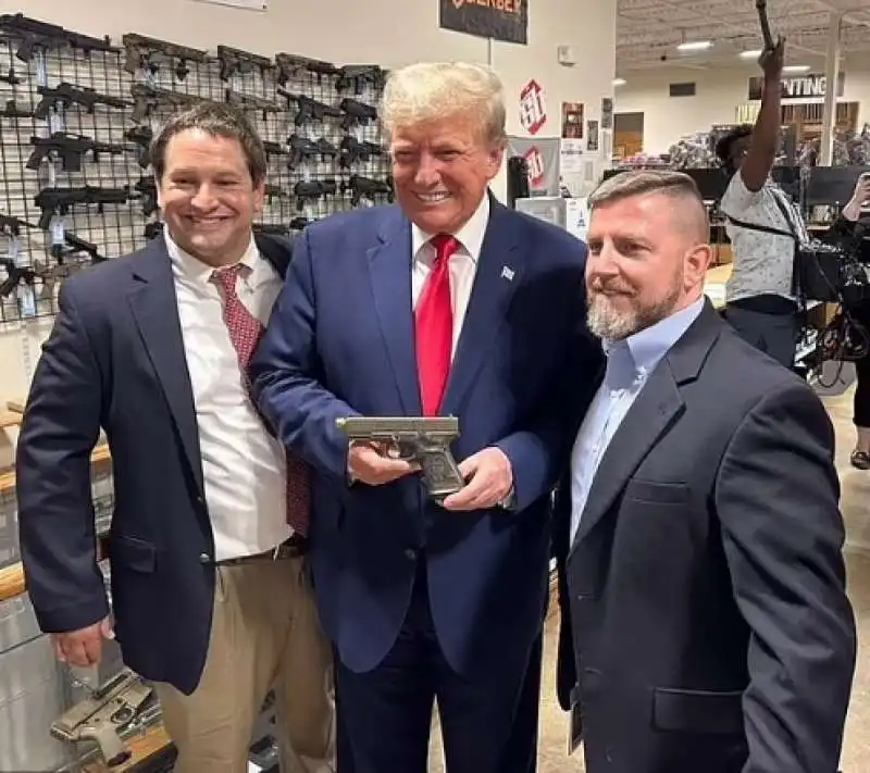 donald trump e la glock con la sua foto stampata sopra 4