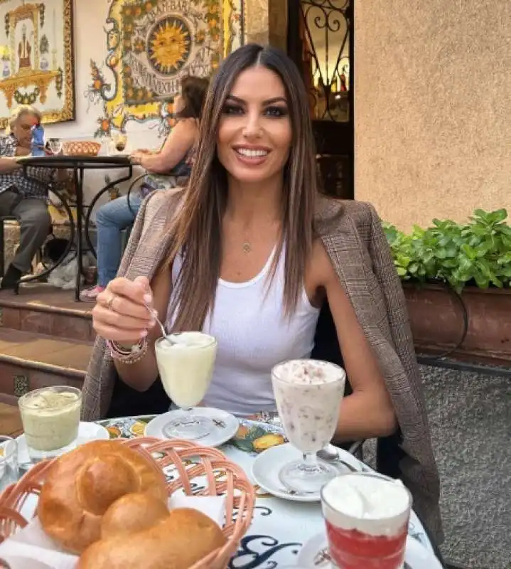 ELISABETTA GREGORACI A TAORMINA - 5