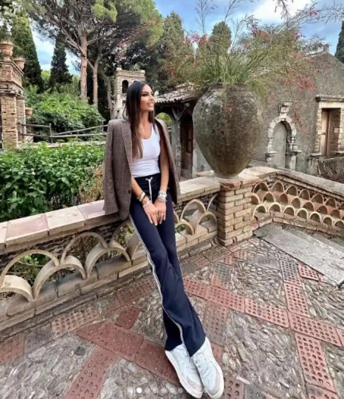 elisabetta gregoraci con le gambe lunghissime per colpa del grandangolo 