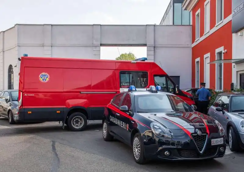 evacuazione della palazzina di uffici a milano   2