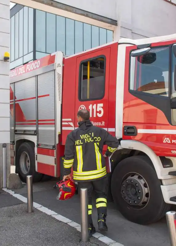 evacuazione della palazzina di uffici a milano   4