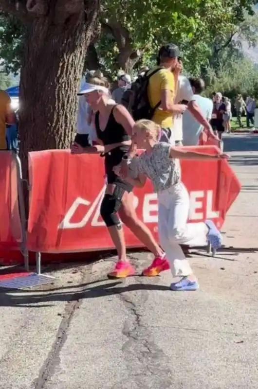 figlia aiuta la mamma a finire la maratona 1