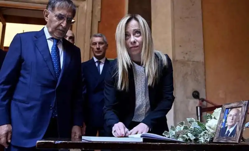 giorgia meloni alla camera ardente di giorgi napolitano