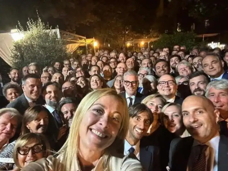 giorgia meloni con parlamentari e ministri di fdi   cena a palazzo brancaccio