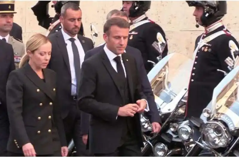 giorgia meloni e emmanuel macron a roma dopo i funerali di giorgio napolitano 