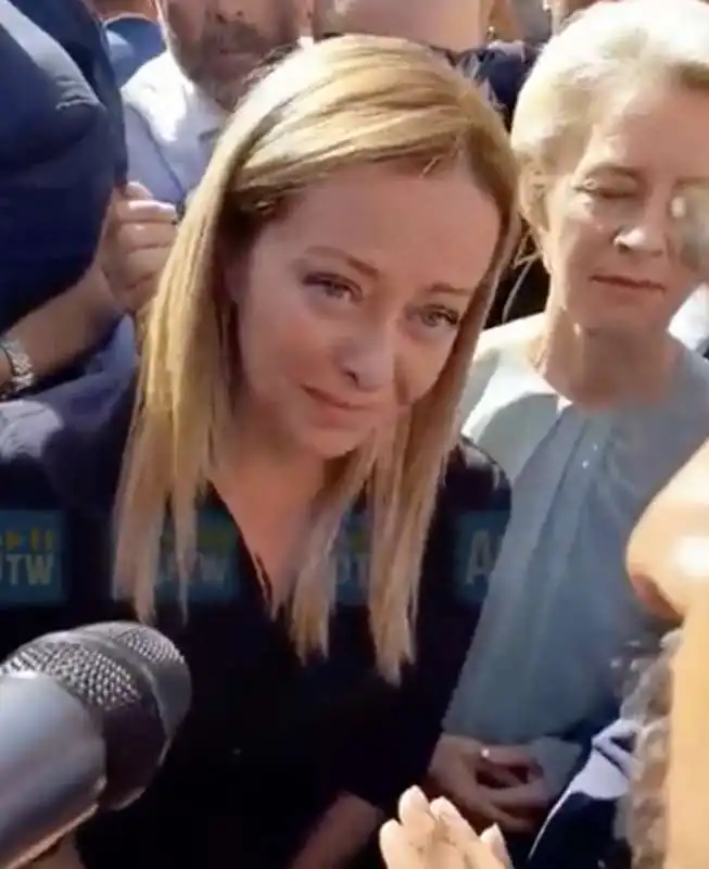 giorgia meloni e ursula von der leyen bloccate dai manifestanti a lampedusa   12