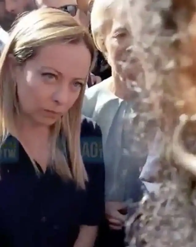 giorgia meloni e ursula von der leyen bloccate dai manifestanti a lampedusa   14