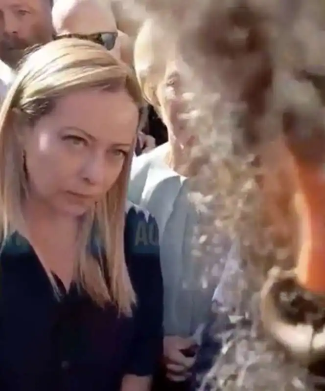 giorgia meloni e ursula von der leyen bloccate dai manifestanti a lampedusa   15