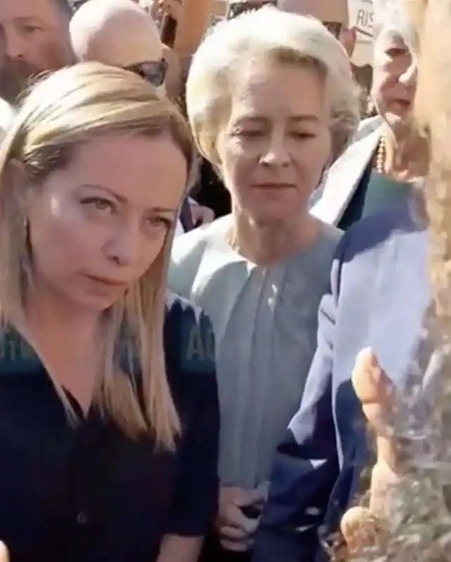 giorgia meloni e ursula von der leyen bloccate dai manifestanti a lampedusa   16