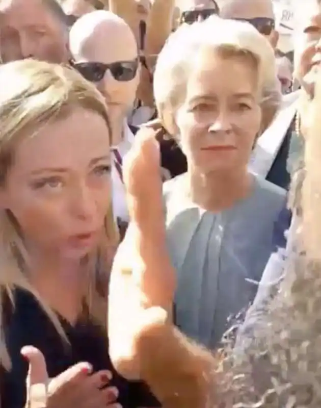 giorgia meloni e ursula von der leyen bloccate dai manifestanti a lampedusa   17