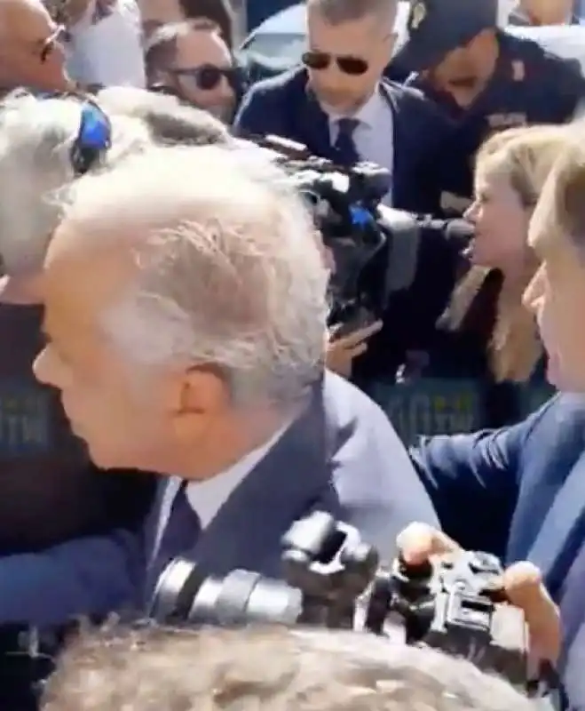 giorgia meloni e ursula von der leyen bloccate dai manifestanti a lampedusa   2