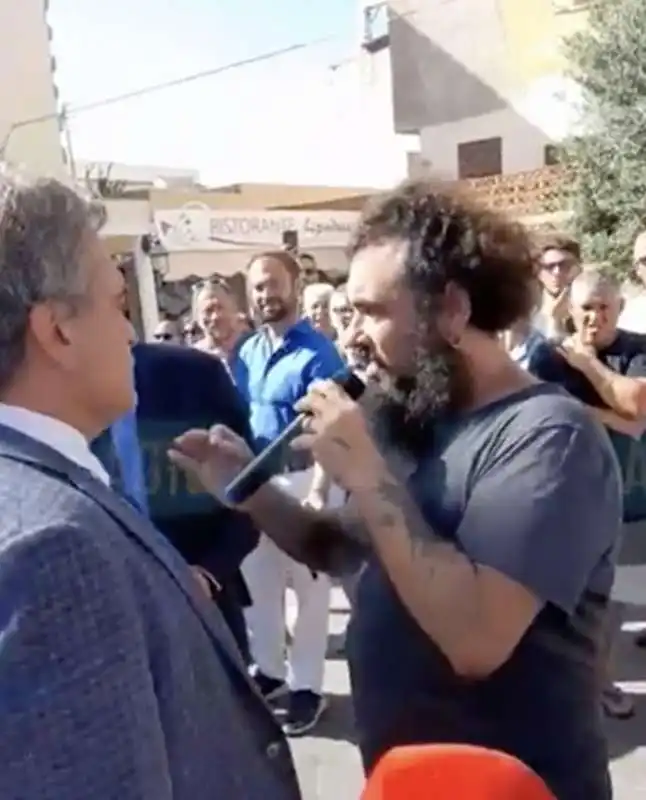 giorgia meloni e ursula von der leyen bloccate dai manifestanti a lampedusa   6