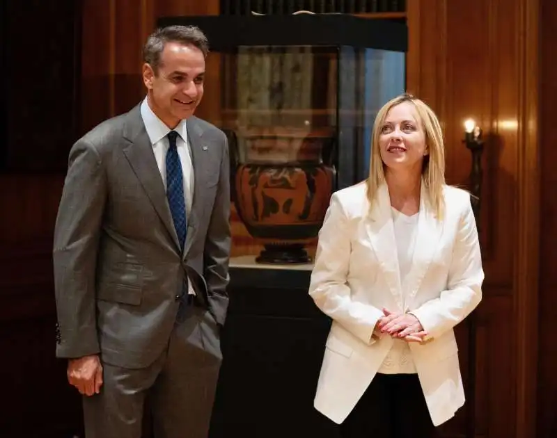 giorgia meloni in grecia con kyriakos mitsotakis   2