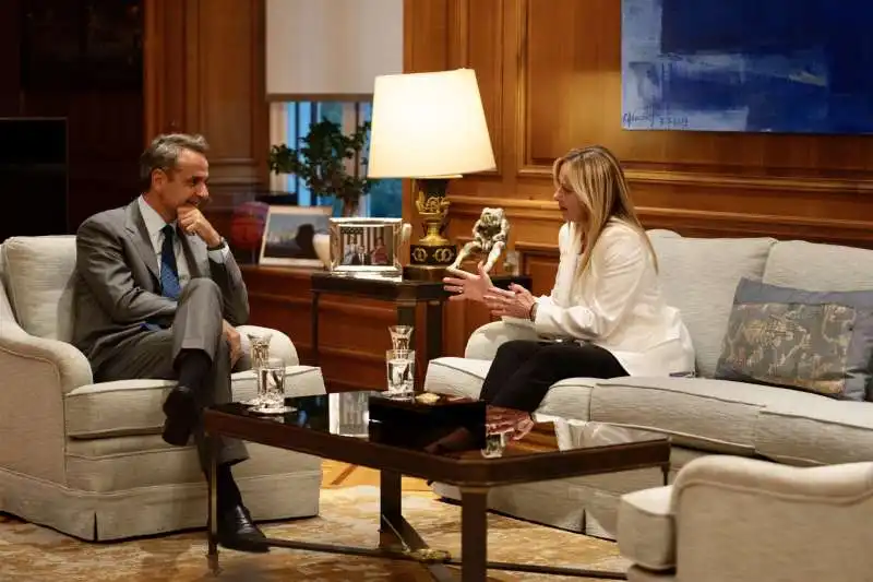 giorgia meloni in grecia con kyriakos mitsotakis   5