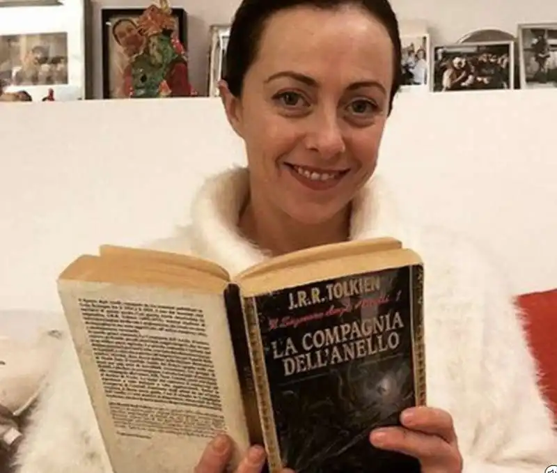 giorgia meloni legge il signore degli anelli di tolkien