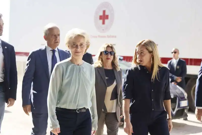 GIORGIA MELONI URSULA VON DER LEYEN MATTEO PIANTEDOSI A LAMPEDUSA