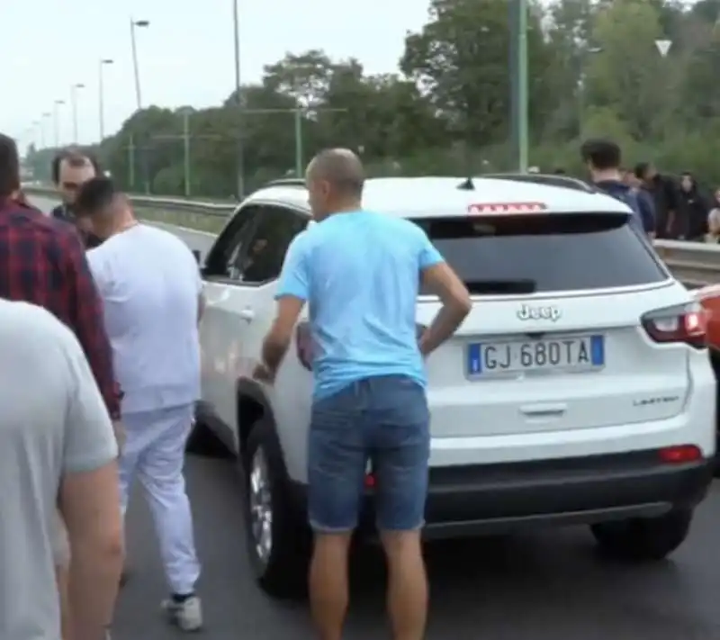 gretini di ultima generazione bloccano viale fulvio testi   13