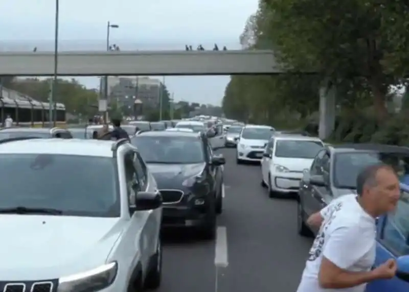 gretini di ultima generazione bloccano viale fulvio testi   18