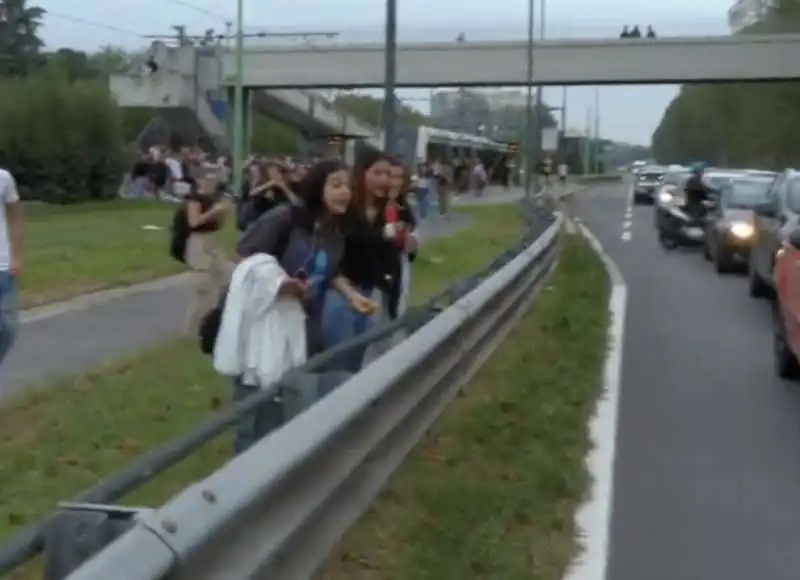 gretini di ultima generazione bloccano viale fulvio testi   25