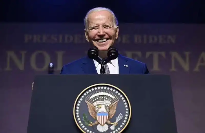 joe biden viene interrotto durante una conferenza stampa   4